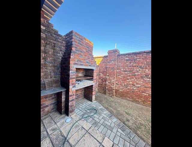 3 BEDROOM TOWNHOUSE FOR SALE IN WATERVAL EAST